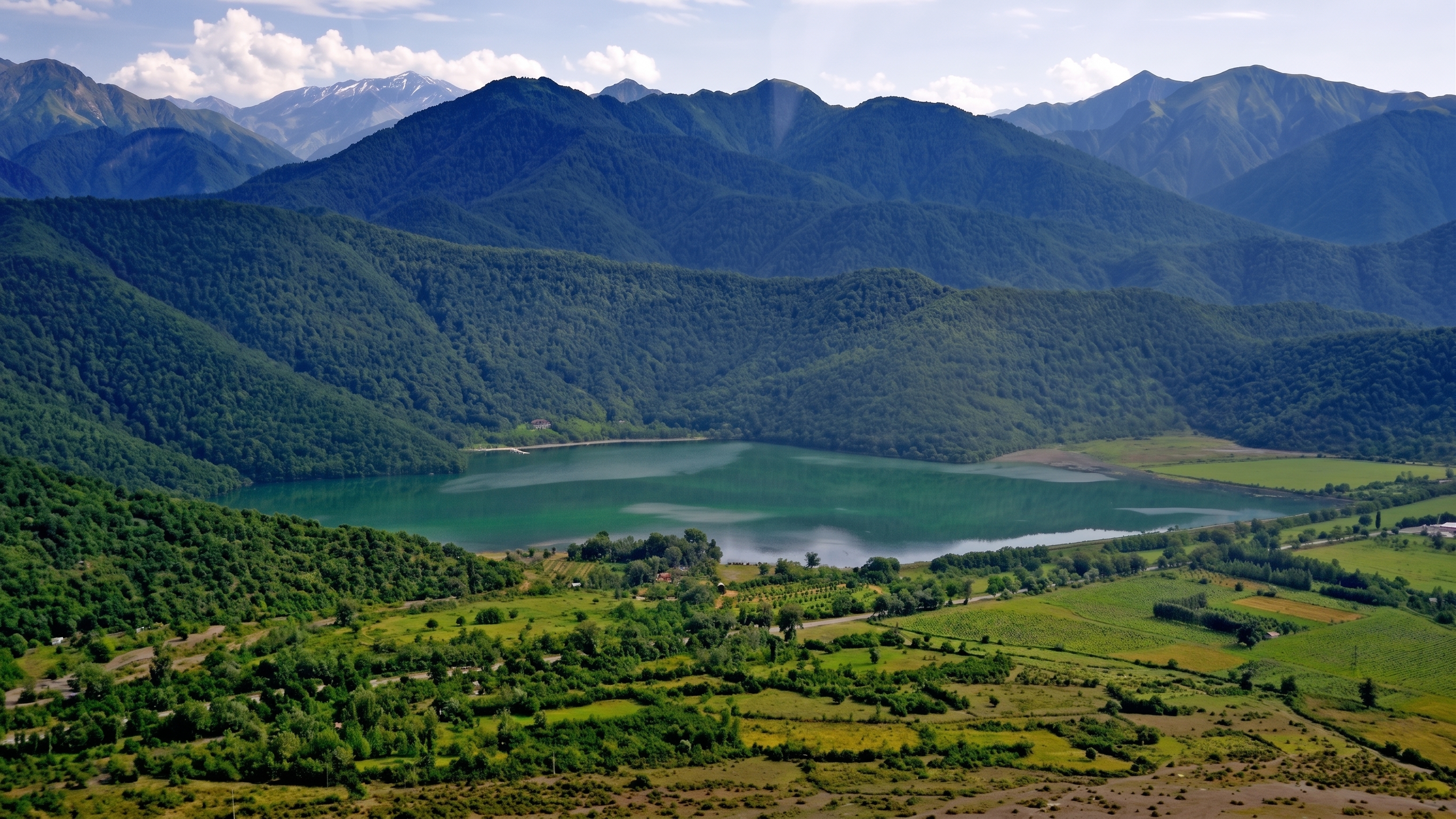 Qəbələnin füsunkar dağ mənzərəsi və meşəlik təbiəti panoraması