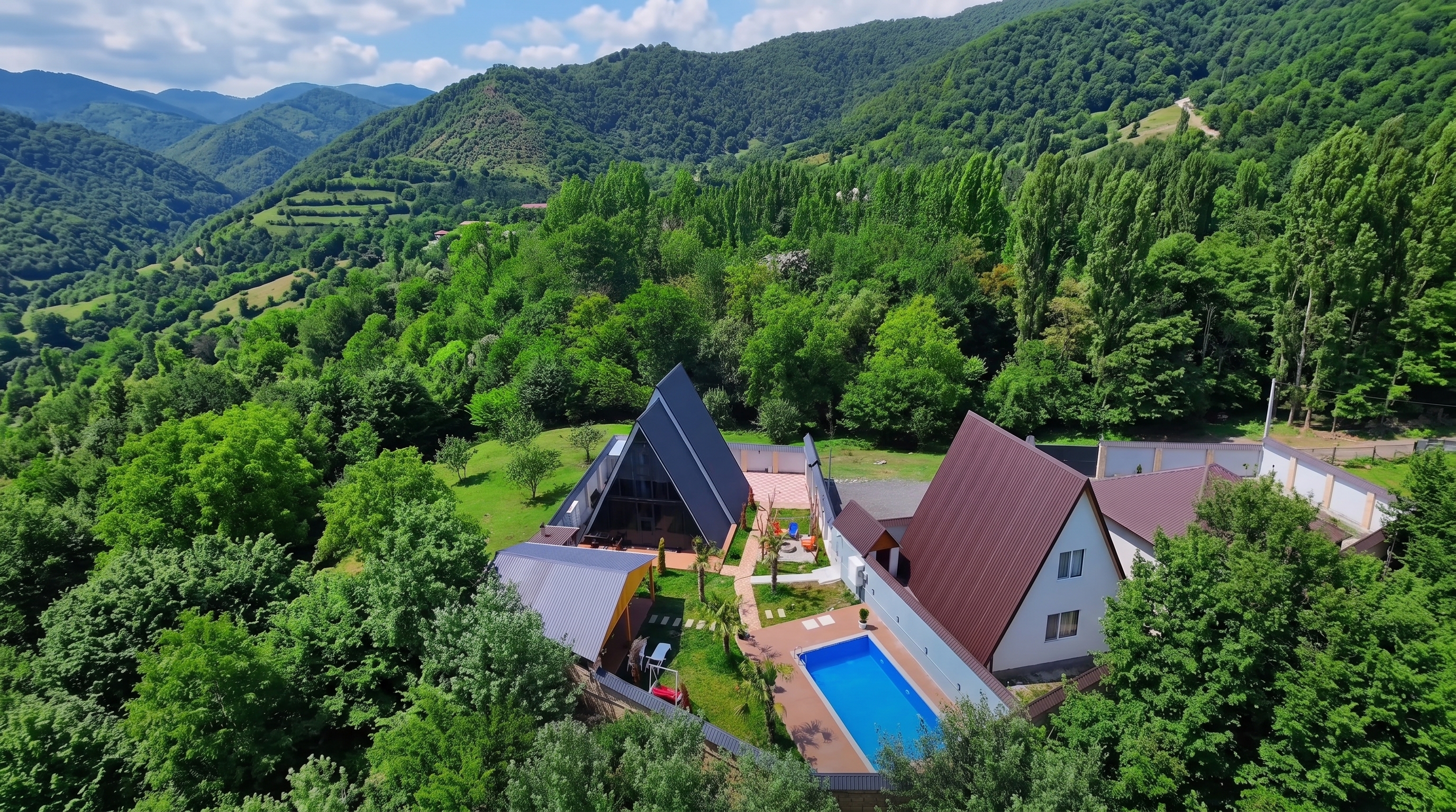 Qəbələ meşəsində yerləşən mənzərəli taxta A-Frame kotteclər və dağ oteli